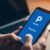 Smartphone mit PayPal-App und Lade-Icon in Händen.
