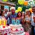 Bunte Feier zum 50. Geburtstag mit Kuchen und Ballons.